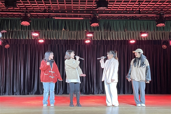 图2 舞台上放飞梦想.jpg